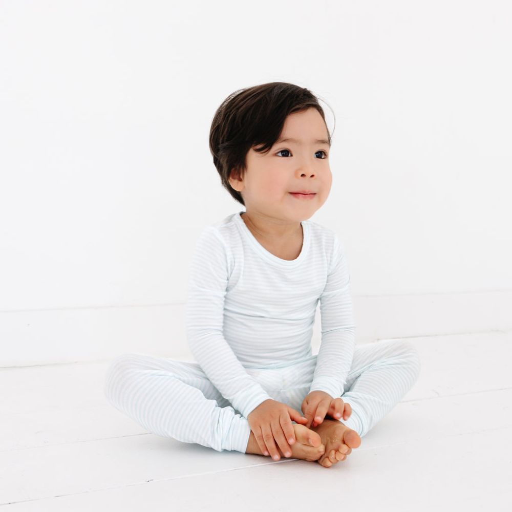 Pijama de bambú de dos piezas a rayas de nubes para niños pequeños