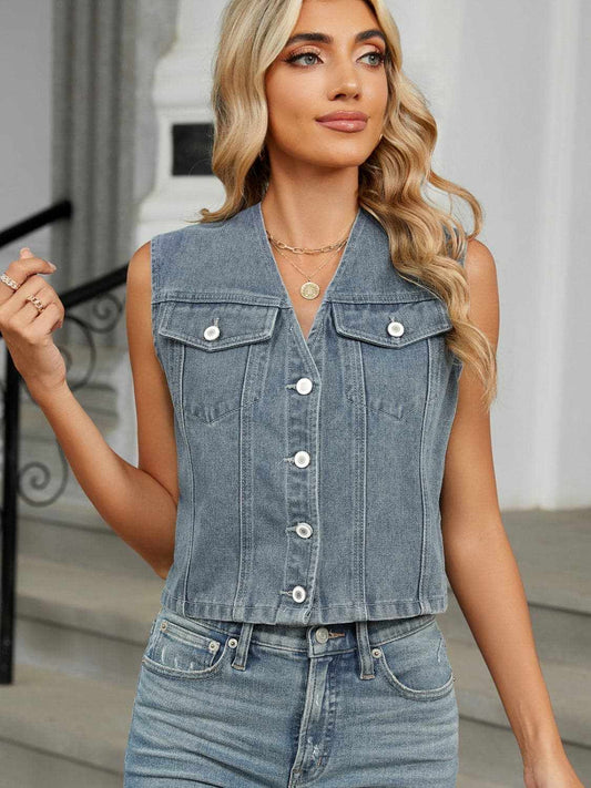 Jeans y tendencias de mezclilla: chaleco de mezclilla con cuello en V y botones