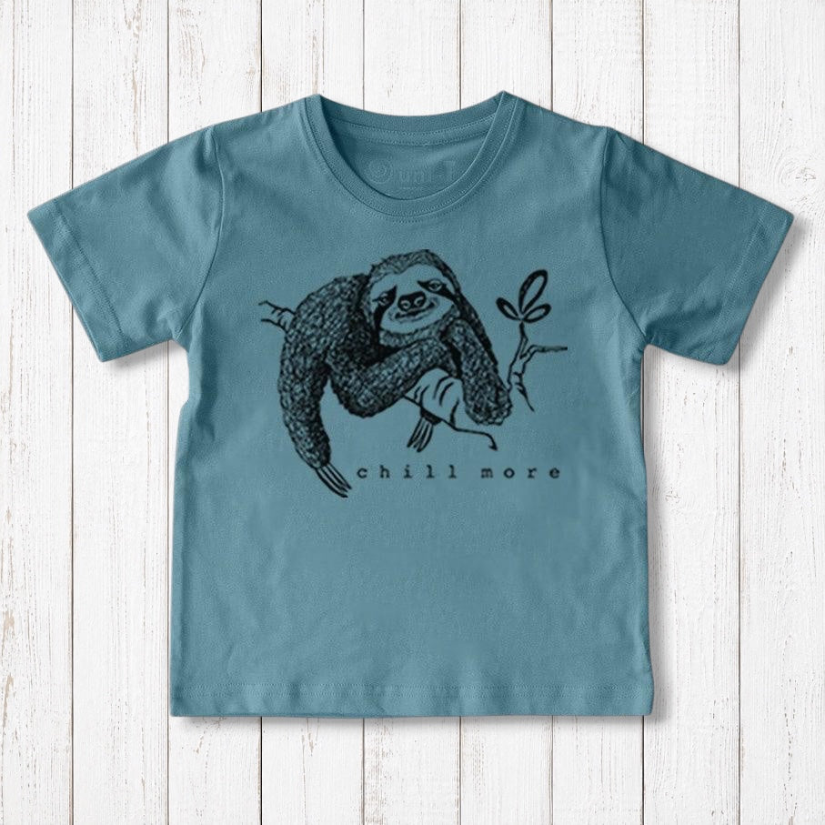 Camiseta infantil "Relájate más" con un perezoso