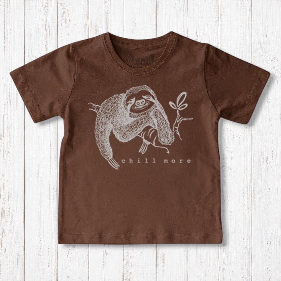 Camiseta infantil "Relájate más" con un perezoso