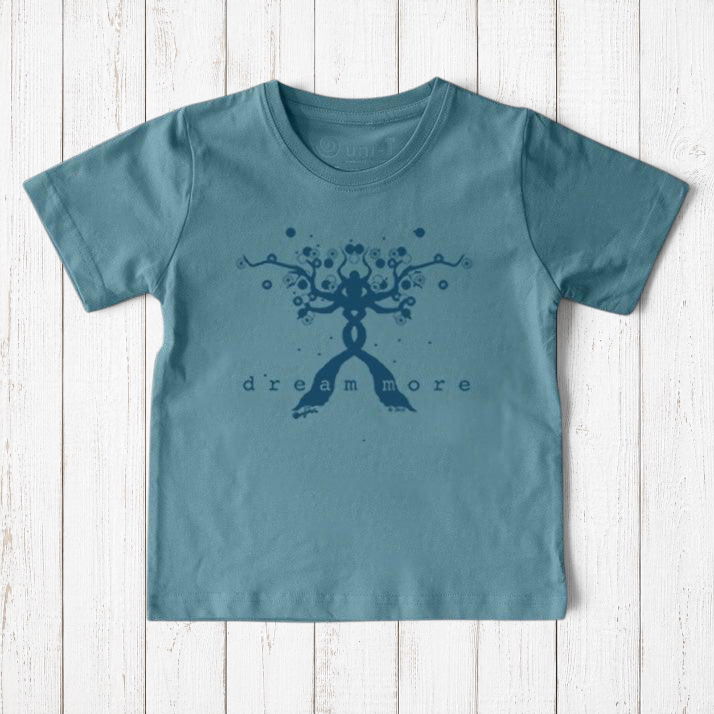 Camiseta para niños con mensaje positivo "Sueña más"
