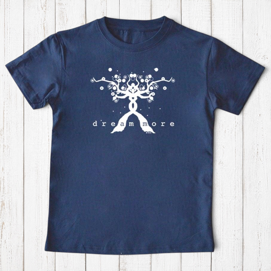 Camiseta para niños con mensaje positivo "Sueña más"