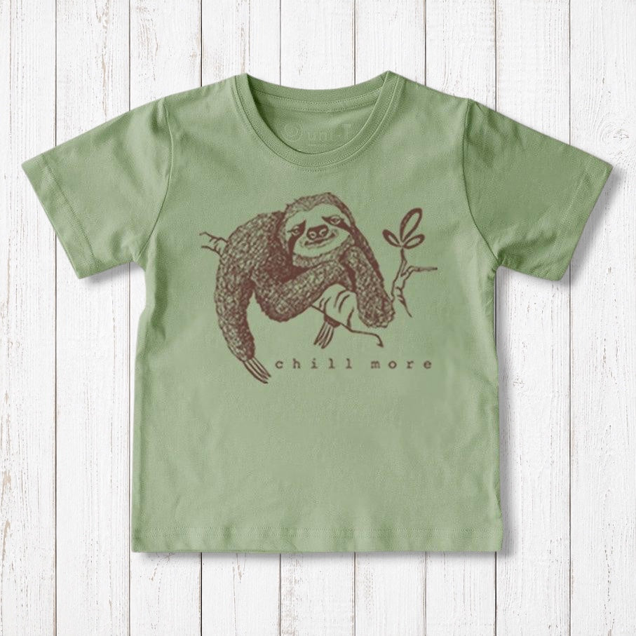 Camiseta infantil "Relájate más" con un perezoso