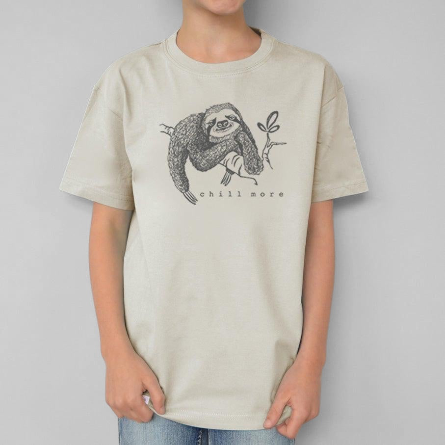 Camiseta infantil "Relájate más" con un perezoso