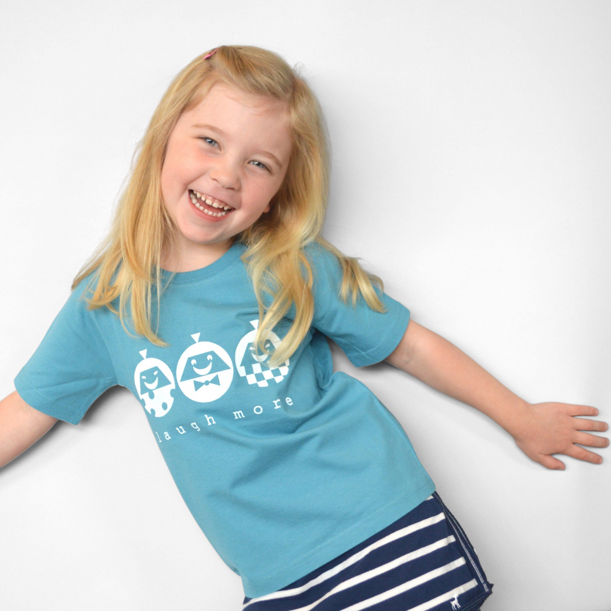 Camiseta infantil con diseño "Laugh More" de Happy Vibe