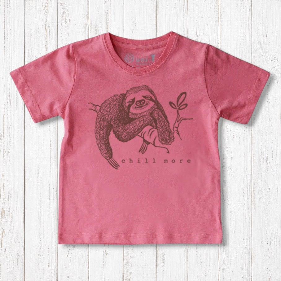Camiseta infantil "Relájate más" con un perezoso