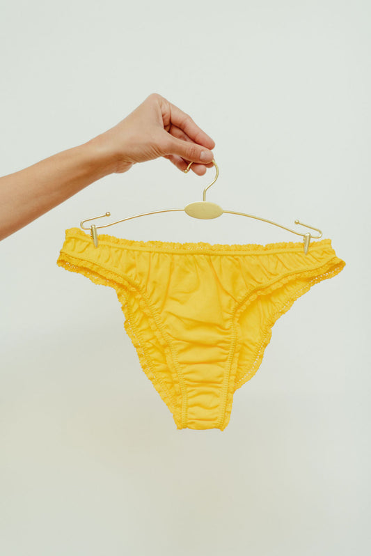 Las bragas amarillas con volantes y de limón