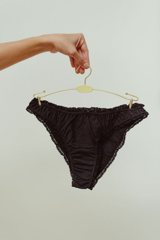 Las bragas negras con volantes