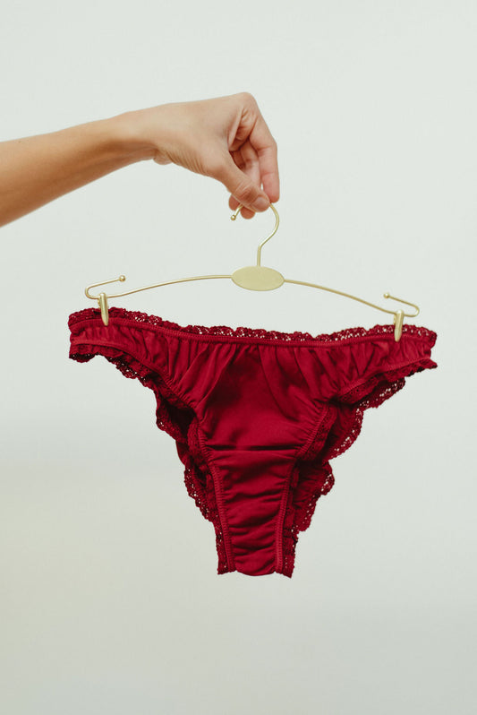 Las bragas burdeos con volantes