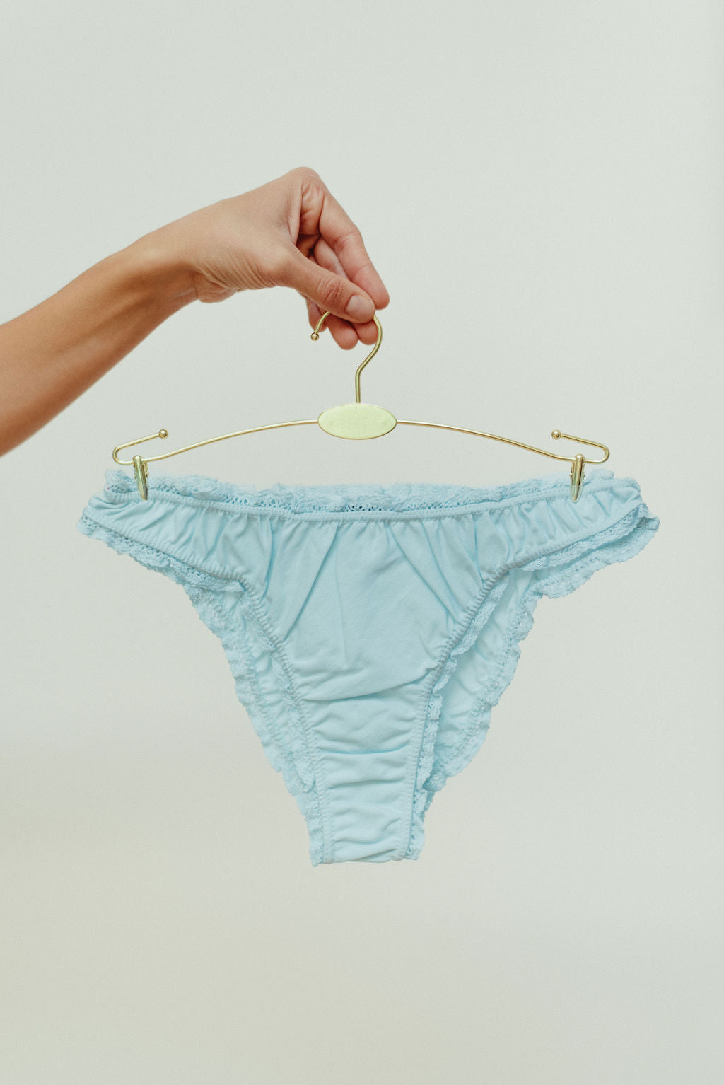 Las bragas con volantes de color azul pastel