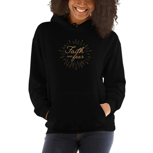 Sudadera cristiana con capucha "Fe sobre el miedo" para mujer