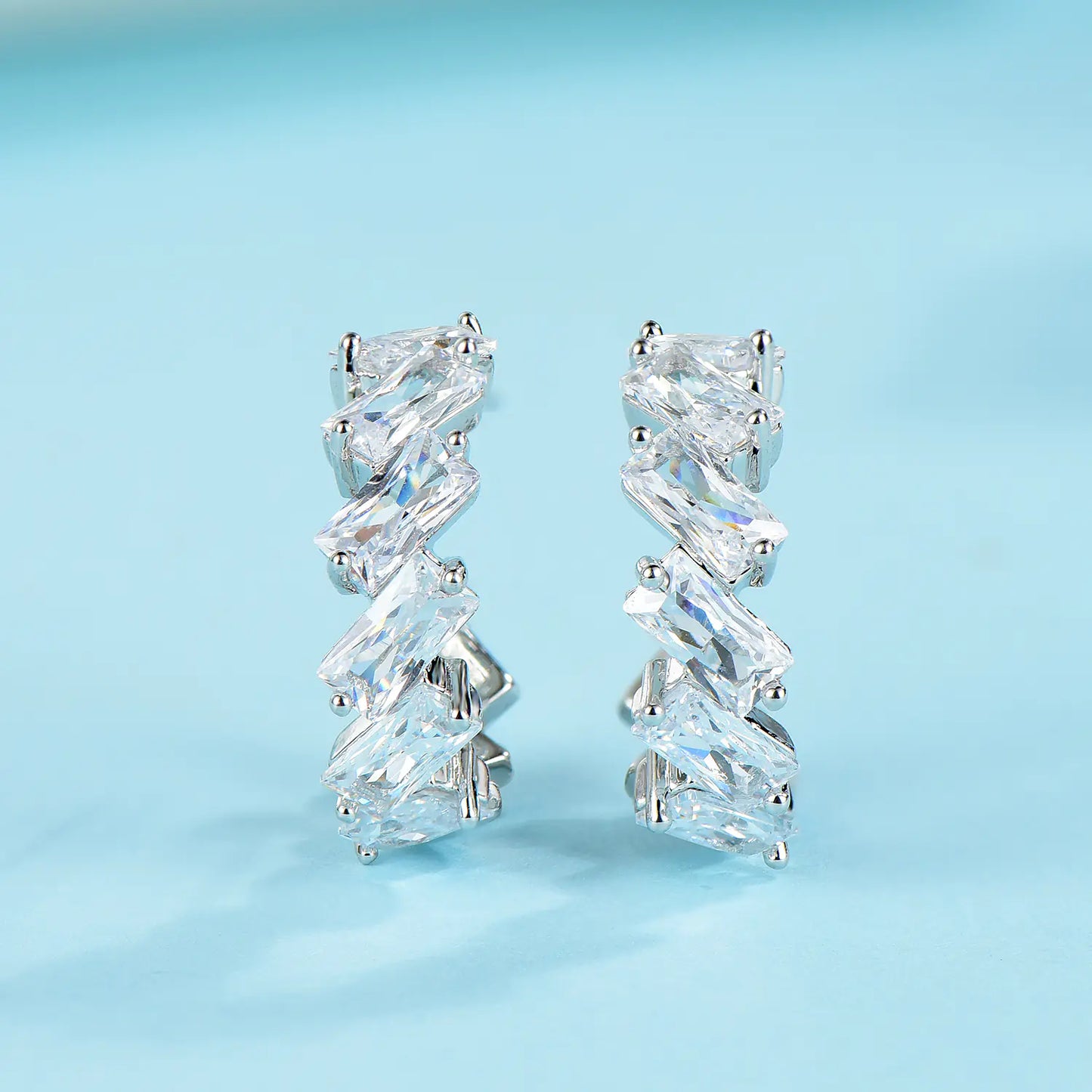 Pendientes y aretes minimalistas de plata 925 con diseño de ola.