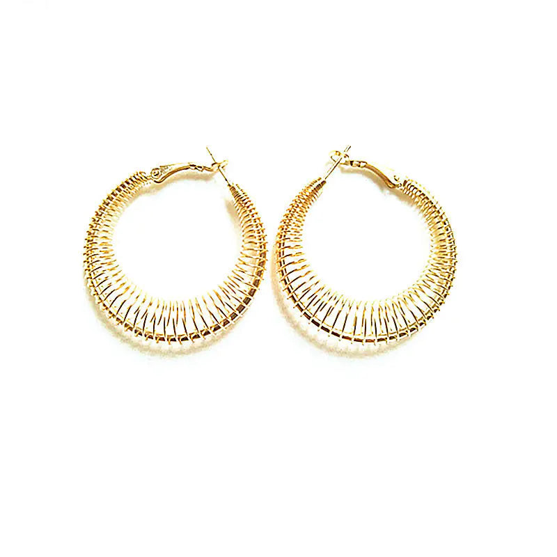 Pendientes curvos de moda de primavera en oro y plata